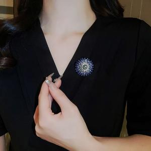 Broche Elegante de Aleación de Alta Gama con Diseño de Flor y Diamantes de Imitación para Traje o Abrigo, Accesorio de Pecho con Diseño de Planta Floral - Product Image 3