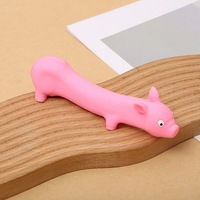 Jouet extensible et moelleux en forme de cochon rose, rond et dodu, avec petites oreilles, détail de museau rose, queue fine et bouclée, pour étirer et pétrir, anti-stress