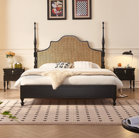 Lit à baldaquin en bois massif finition noire avec tête de lit incurvée en rotin naturel tressé, mobilier de chambre à coucher
