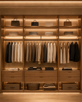 Dressing sur mesure de luxe en placage de bois avec porte en aluminium, éclairage LED intégré et îlot central de rangement pour villa