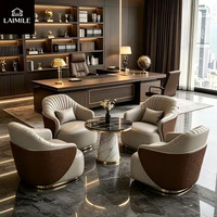 Fauteuil de détente contemporain incurvé et rembourré, avec texture cousue et base dorée, pour la maison et les villas
