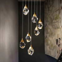 Lustre JYLIGHTING à pampilles en cristal facetté avec capuchons dorés, idéal pour l'escalier du Grand Hall de l'hôtel Fairmont