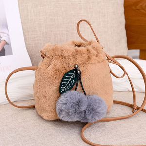 Sac fourre-tout moelleux et tendance pour femme, style coréen, avec pompon, idéal été, automne, hiver, pour petite fille - Product Image 4