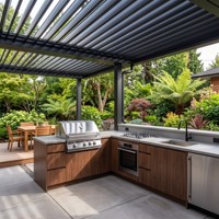 Ensemble d'armoires de cuisine extérieures en acier inoxydable blanc en forme de U, fabriqué sur mesure par Hyrley, avec barbecue au gaz Kamado et évier pour patios de luxe
