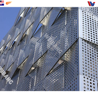 Façade métallique architecturale moderne, panneau perforé en aluminium, décoration murale extérieure personnalisée pour bâtiment, aspect naturel.