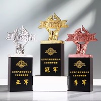 Plaques de trophées en résine personnalisées écologiques de style sportif pour entreprises, avec base en cristal au design unique, coupe de récompense d'honneur – Vente en gros