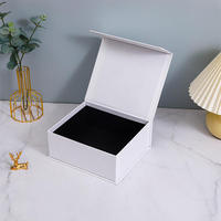 Caja de Regalo de Cartón Rígido Negro de Lujo Personalizada, con Cierre Magnético, Materiales Reciclados, UV Localizado, para Relojes y Velas