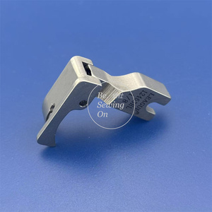 12463HL 3/16 12463HL 1/8 Pie Prensatelas Articulado con Guía Izquierda y Alimentación de <span class=keywords><strong>Aguja</strong></span> <span class=keywords><strong>para</strong></span> Máquina de <span class=keywords><strong>Coser</strong></span> de Puntada Fija, <span class=keywords><strong>para</strong></span> Camisas y <span class=keywords><strong>Telas</strong></span> Finas - Product Image 5