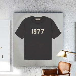 Camiseta de Manga Corta y Pantalones Cortos ESS 1977 de FOG Essentials para Hombre, 100% Algodón, Alta Calidad, Estilo Hip Hop de Moda Urbana - Venta al por Mayor - Product Image 2