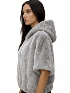 Giacca Corta Invernale da Donna con Cappuccio e Maniche a Pipistrello in Finta <span class=keywords><strong>Pelliccia</strong></span> di Visone <span class=keywords><strong>Grigio</strong></span> Argento, Ecologica in Poliestere, Spessa, con Zip, Vendita all'Ingrosso - Product Image 3