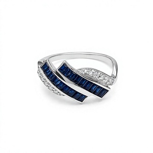 Anillo de Zafiro Azul Natural en Plata de Ley 925 con Baño de Rodio, Corte Baguette de Lujo con Engaste de Canal - Product Image 1