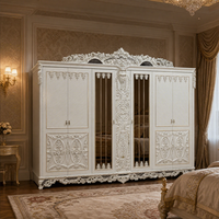 Armoire 4 portes en bois massif sculpté blanc style Rococo français avec insert en verre et finition dorée pour chambre de villa