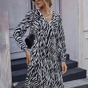 Robe midi noire à imprimé zèbre pour femme, col en V, manches évasées à volants, style portefeuille, en tissu mousseline écologique respirant, lavable, avec fermeture éclair - Product Image 3