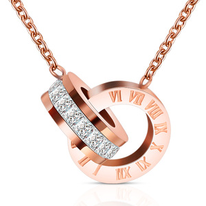 Collar de Diamantes en Oro Rosa de 13 mm con Corte Princesa y Números Romanos en Acero Inoxidable para Uso Diario - Product Image 1