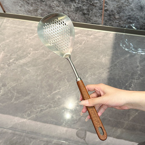 Cuillère passoire en acier inoxydable 304 avec manche en bois anti-brûlure, pour nouilles, cuisine, friture, fondue et épices, à manche allongé - Product Image 3