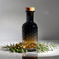 Op maat gemaakte kleurlogo 400ml ronde fles van superflintglas met geprägte verpakking, lege fles voor sterke drank, whisky, gin, groothandel