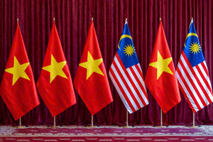 Soporte ajustable para asta de bandera de interior, de aluminio, para exhibición en oficinas y vestíbulos. - Product Image 4