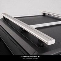 Capot de camionnette noir mat à profil bas avec fenêtres latérales inclinées et kit de rails de toit argentés