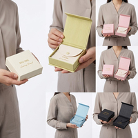 Boîte à bijoux élégante et rigide en papier magnétique avec laminage mat, gaufrage, couleurs personnalisées rose, vert, beige et pochette