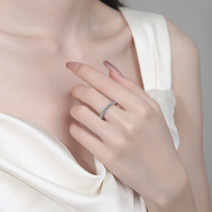 Anillo de Plata Pura S925 con Incrustaciones de Diamantes Moissanite, Anillo de Alta Gama, Joyería de Boda para Mujer, Personalización y Venta al Por Mayor - Product Image 4