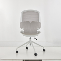 Chaise de bureau ergonomique avec design en maille rotative confortable, roulettes. Salle de conférence, visiteur, chaise de formation.