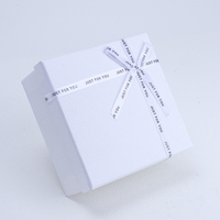 Emballage cadeau minimaliste blanc sur mesure, boîte rigide avec couvercle et base, avec un ruban en satin imprimé et un nœud
