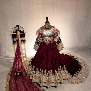 Robe de bal de luxe en velours bordeaux, broderie main, perles, col rond, épaules dénudées, écologique, vintage, longueur ras du sol, taille naturelle, traîne Watteau - Product Image 1