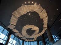 Lustre moderne de luxe sur mesure à LED, grand format, en forme de ruban de cristal, effet nuage fluide, pour hall d'hôtel et projets d'atrium