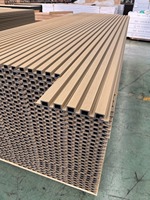 Panneau mural extérieur moderne en WPC co-extrudé haute durabilité, ignifuge, imperméable et anti-moisissure pour hôtels, maisons et lieux de divertissement