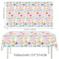 Adorables décorations colorées pour fête d'anniversaire : assiettes en carton, gobelets, bannière, nappe, et décorations de gâteau.