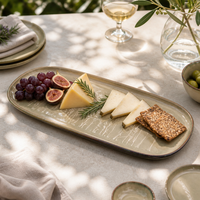 Vaisselle en grès artisanal, glaçure réactive vert olive, motif fleurs sauvages en relief, assiette, bol et tasse en céramique pour la table et cadeau de mariage