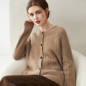 Nouveaux cardigans en laine de mouton à boutons, épais et élégants, personnalisables pour femmes - Style hiver pour femme de bureau - Product Image 2
