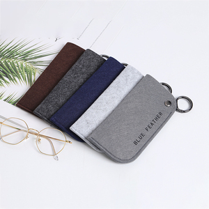 Étui à lunettes portable rectangulaire en feutre bleu avec porte-clés pour lunettes de lecture et de soleil - Product Image 1