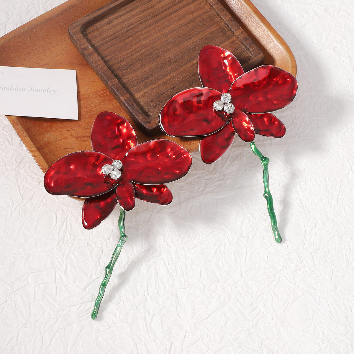 Red flower-white diamond