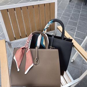 Sac fourre-tout en cuir pleine fleur Togo, luxe discret, pour le <span class=keywords><strong>travail</strong></span> et les trajets quotidiens, sac à main sans marque avec poignée supérieure, vente en gros pour boutiques du Royaume-Uni et de France - Product Image 4