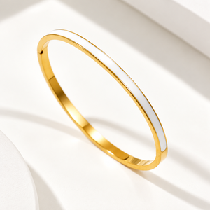 กำไลข้อมือฝังเปลือกหอย สแตนเลสและเปลือกหอย ชุบสุญญากาศทอง 14K - Product Image 1