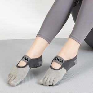 Chaussettes de yoga professionnelles à cinq doigts, couleur unie, antidérapantes, avec logo personnalisé positionné sous le pied, idéales pour le printemps - Product Image 4