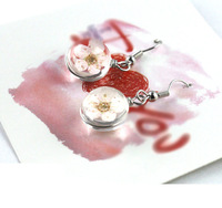 Boucles d'oreilles pendantes personnalisées en résine acrylique transparente avec fleur naturelle et boule de cristal, bijoux botaniques émaillés