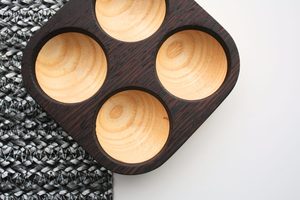 Support à œufs en bois 4 emplacements, plateau carré bicolore, écologique, durable, assiette de petit-déjeuner, HORECA, OEM, personnalisé, Vietnam - Product Image 4