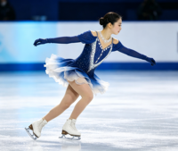 Robe de patinage artistique bleu foncé et blanc dégradé, épaules dénudées, dos croisé, jupe de performance ornée de strass