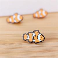 Broche en émail Poisson-clown, motif dessin animé mignon, rayures orange et blanches, badge vie marine, cadeau pour les amateurs de poissons, vente en gros