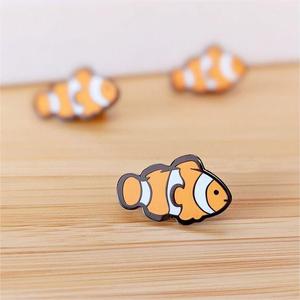 Pin de esmalte de pez payaso, bonito diseño de dibujos animados, rayas blancas y naranjas, broche de pez marino, insignia de vida marina, regalo para amantes de los peces, venta al por mayor - Product Image 3