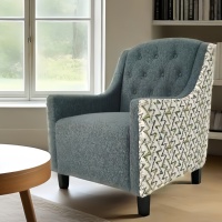 Fauteuil de salon contemporain en tissu rembourré avec dossier décoratif et pieds en bois