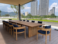 Ensemble de table à manger en teck d'extérieur avec fauteuils en bois massif et coussins bleu marine pour hôtels, stations balnéaires, restaurants, jardin, patio, meubles d'extérieur