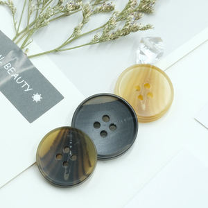 Nhà Cung Cấp Phụ Nữ Của Người Đàn Ông Của Áo Sơ Mi Thiết Lập Polyester Nhựa Màu Đen Matte Quần Áo Bốn Lỗ Nhựa Nút Nút Cho Quần Áo - Product Image 1