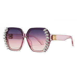 Lunettes Dilisha pour femmes, lunettes de soleil noires avec diamants, verres PC UV400, monture décorative tendance avec boîte - Product Image 3