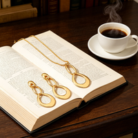 Collier pendentif long en forme de goutte d'eau entrelacée avec boucle creuse, style minimaliste chic et massif, pour femme, idéal pour le quotidien et le bureau, parure de bijoux tendance.