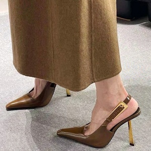 Zapatos de tacón de aguja finos de metal con hebilla y punta en pico para mujer, sandalias sexys con corte lateral y destalonado de charol - Product Image 1