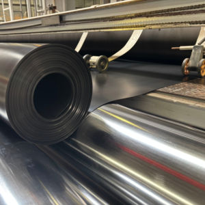 Geomembrana Impermeable Anti-UV de HDPE de 1.0mm y 1.5mm para Estanques de Peces, Granjas de Camarones y Parques - Product Image 1