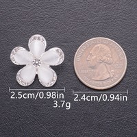Aksesoris Jahit Kancing Logam Seng Berbentuk Bunga 25MM dengan Rhinestone Mata Kucing Perak Mewah yang Sedang Laris untuk Sweater dan Mantel.